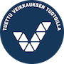 Kuvassa on Veikkauksen logo, jossa on valkoinen tyylitelty v-kirjain pyöreällä sinisellä pohjalla. Yläreunassa lukee kaarevalla tekstillä Tuettu Veikkauksen tuotoilla